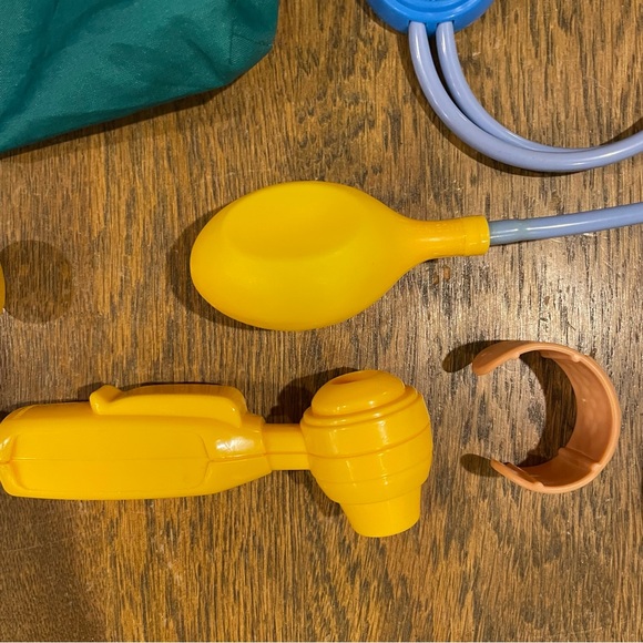 2005  Fisher Price Pretend Play Medical Doctor Bag with Tools - Picture 6 of 7